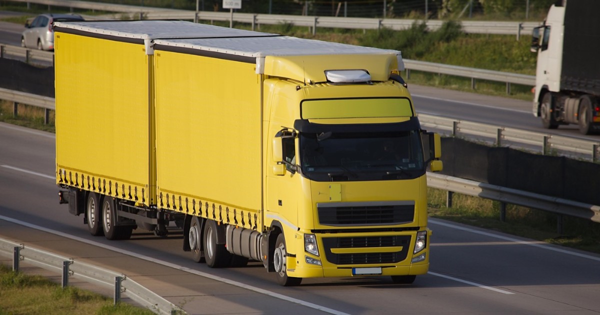 Un TIR galben în timp ce circulă pe șosea