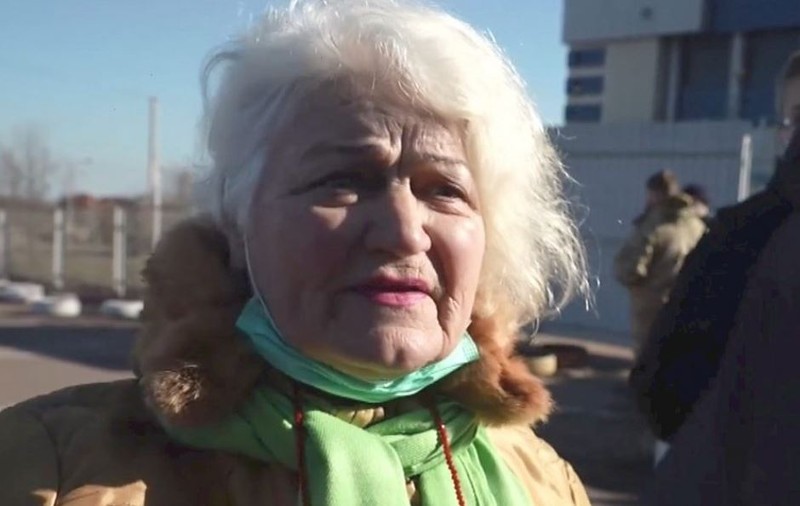 Bunica de 78 de ani gata să apere Ucraina cu arma în mână: „Când un invadator va veni, voi fi foarte furioasă”