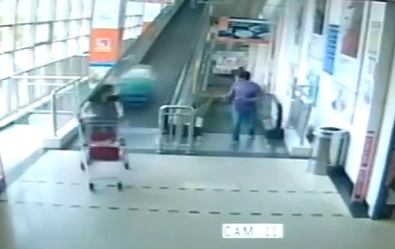 Accident şocant într-un supermarket! Femeie ucisă de un cărucior pentru cumpărături - VIDEO