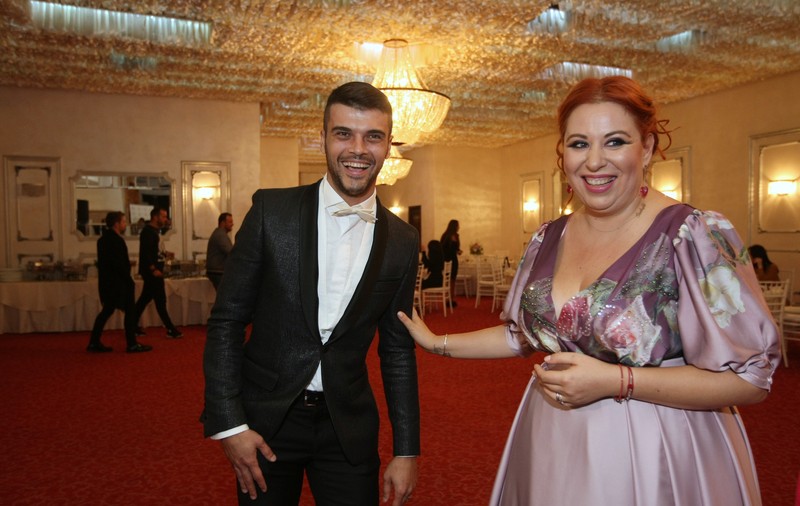Oana Roman, apariție de senzație. Vedeta și-a arătat picioarele într-o fustiță prea scurtă