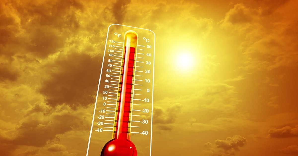 Val de căldură extremă și caniculă intensă, cu temperaturi ridicate și soare arzător, reprezentate de un termometru în creștere și un climat cald.