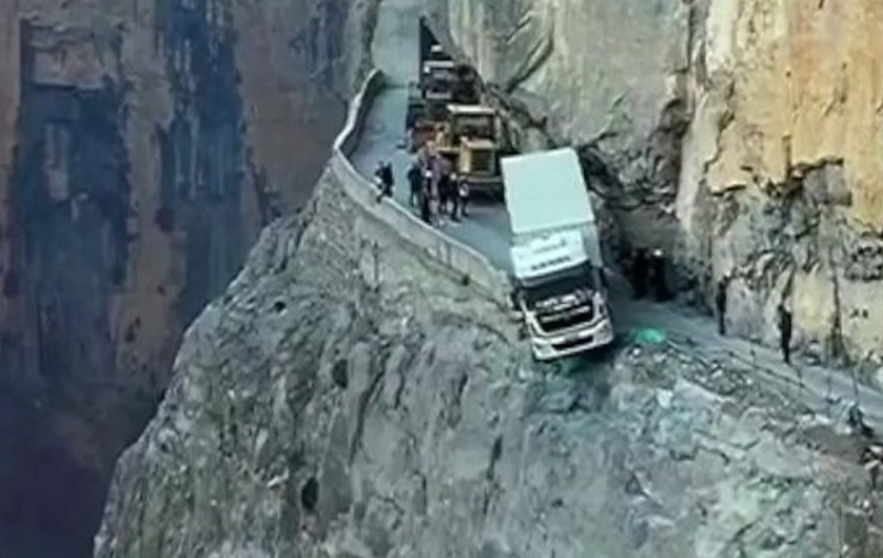 VIDEO. Un camion a rămas suspendat pe o stâncă din China trei zile