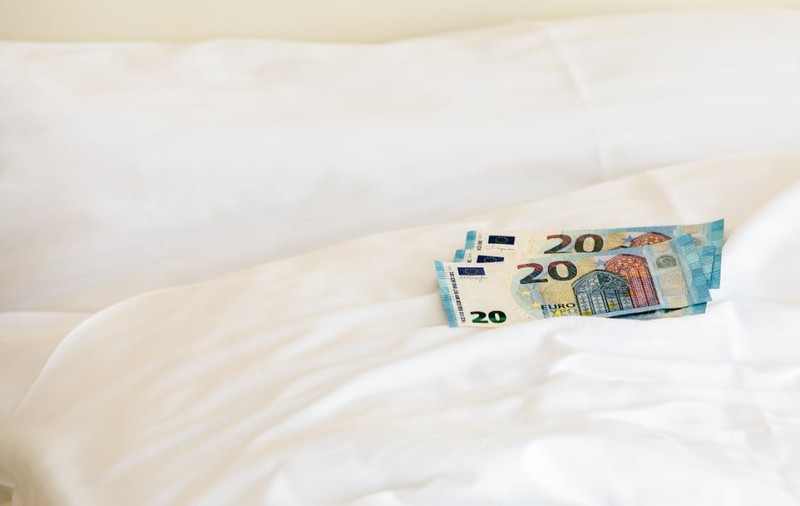 Cum au fost jefuite două prostituate române, într-un apartament de la etajul 11, și lăsate fără 37.500 de euro, de doi clienți, în Olanda