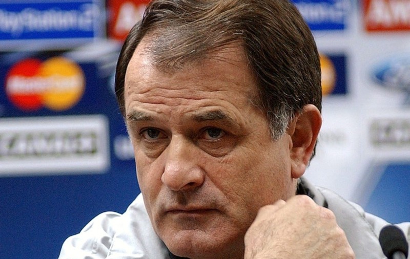 Video | Suporterii AEK Atena l-au luat la bătaie pe antrenorul echipei 