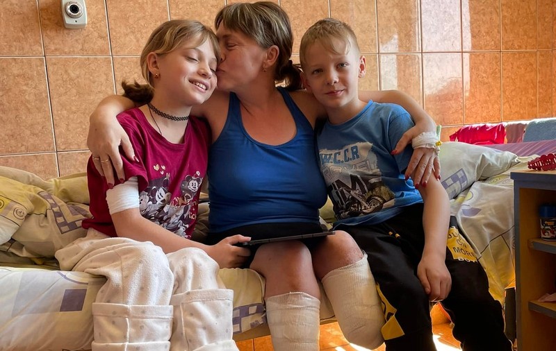 O mamă și fiica ei de 11 ani și-au pierdut picioarele în atacul din gara Kramatorsk. Geamănul fetiței are grijă de ele