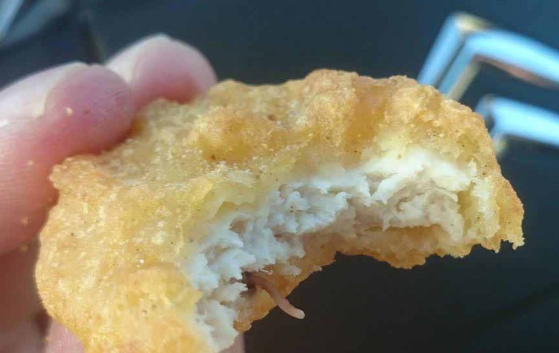 DEZGUSTĂTOR! VIERMI în mâncarea de la McDonald's