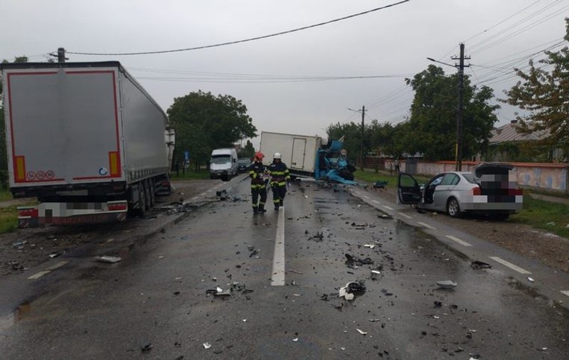 Accident între un TIR, două autoutilitare și o mașină, în Neamț. O fată de 16 ani a murit, iar alte trei persoane au fost grav rănite