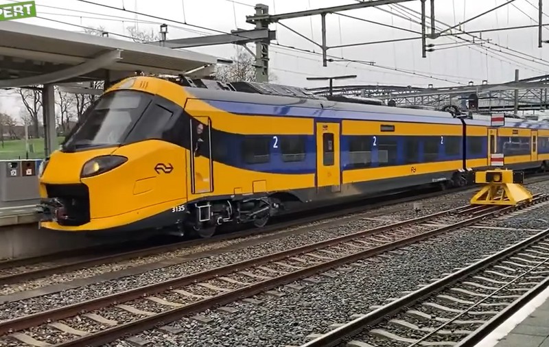 Mecanicul unui tren de pasageri încetinește într-o gară din Olanda și îi întreabă pe cei de pe peron: „Încotro e Amsterdam?” Videoclipul a devenit viral