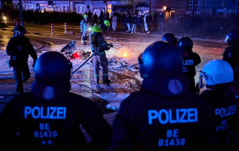 Sindicatul poliției din Germania: „Sute de tineri, dintre care cei mai mulți erau migranți, au atacat de Revelion forțele de poliție”