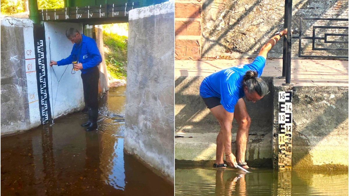 În imagini sunt surprinse persoane care efectuează măsurători ale nivelului apei cu ajutorul mirelor hidrometrice, în cadrul monitorizării cursurilor de apă. Fotografiile ilustrează activitatea hidrologilor de urmărire a variațiilor nivelului apei în contextul perioadei de secetă hidrologică.