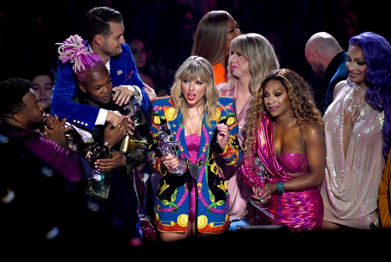Taylor Swift a câştigat două trofee (Hepta)