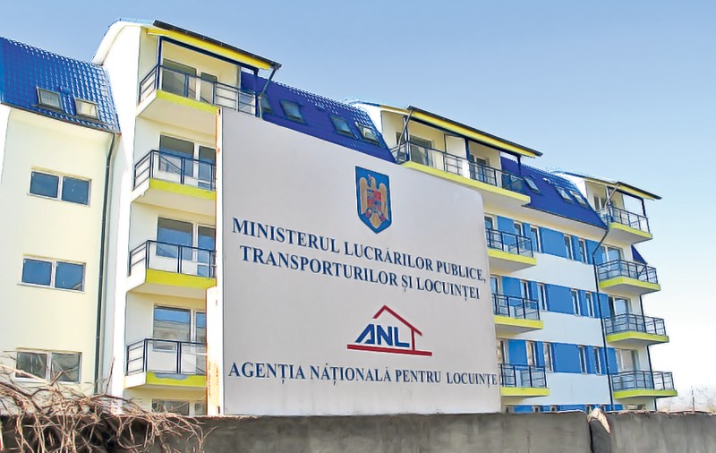 FĂRĂ PRECEDENT! Două persoane ATACATE DE TÂLHARI MASCAŢI în scara blocului