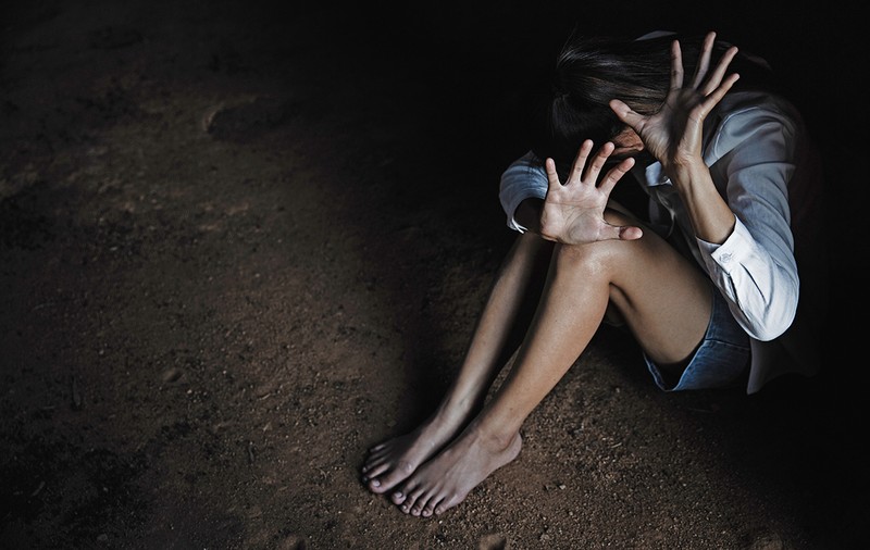 Cum au motivat trei judecătoare că între o fată de 14 ani şi un bărbat de 39 de ani, care o bătea și o punea să se prostitueze, a fost “o relaţie de iubire”