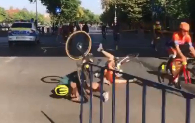Incident la L'Etape by Tour de France. Doi cicliști au căzut, după ce unul a încercat să evite linia de tramvai