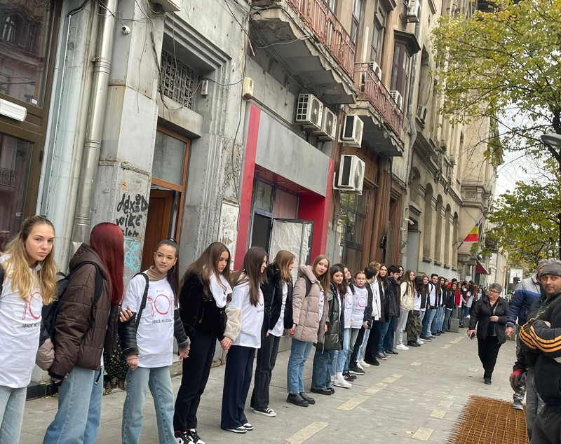 Elevi din București au făcut un lanț uman de la școală până la prima sală de păcănele. Era la doar 150 de metri distanță