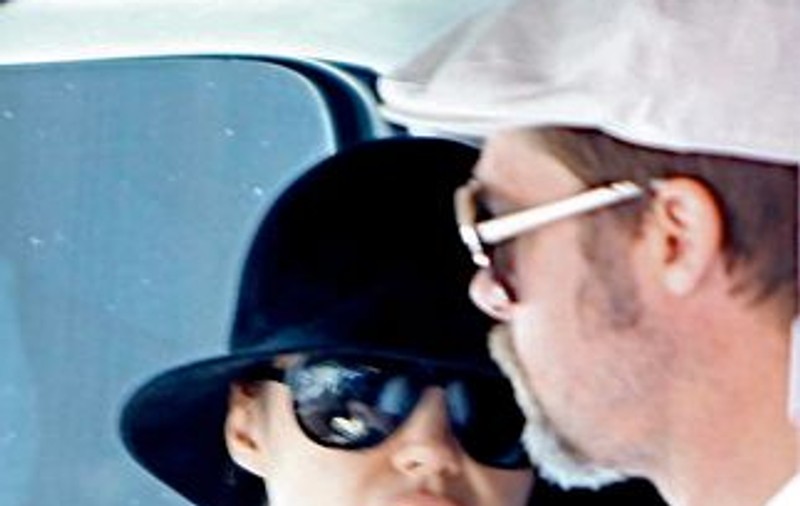 Familia lui Brad Pitt îl imploră să o părăsească pe Angelina