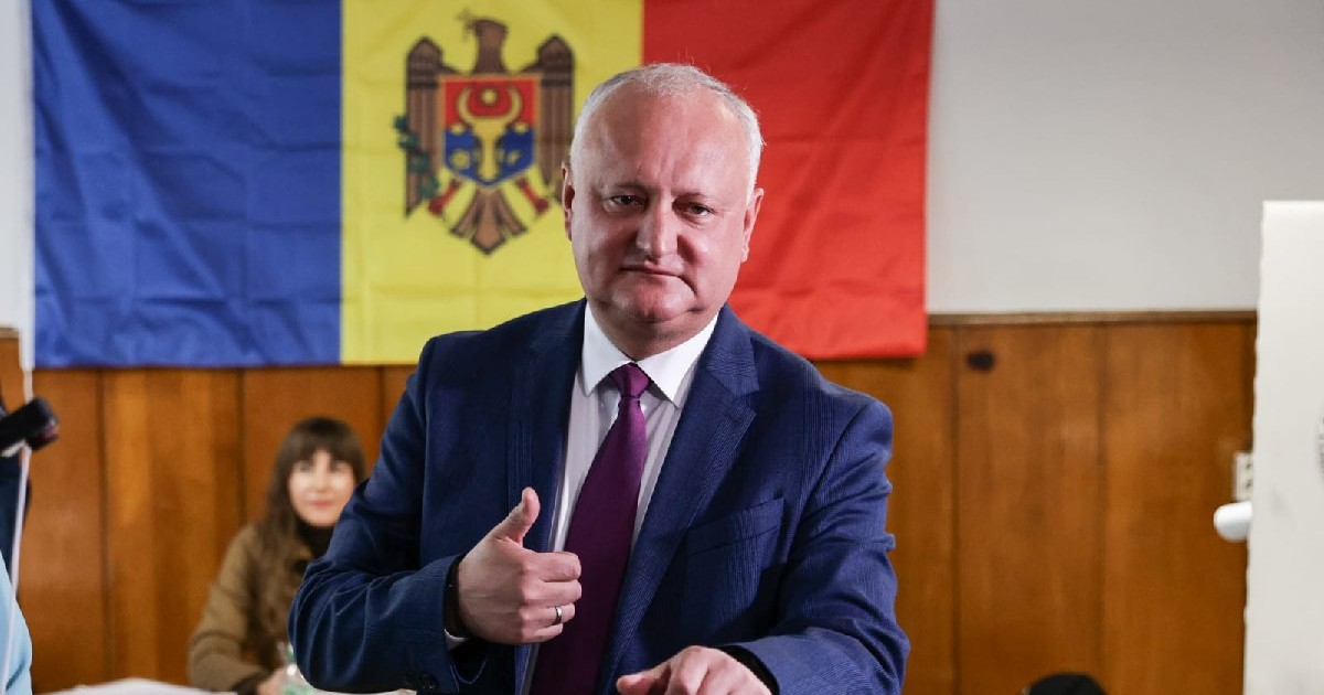 Igor Dodon a votat la Alegerile parlamentare din republica Moldova, in spate se vede steagul țării