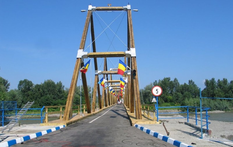 Joi, sute de elevi din România și Ucraina se vor prinde într-un lanț uman al păcii pe un pod de graniță de peste Tisa