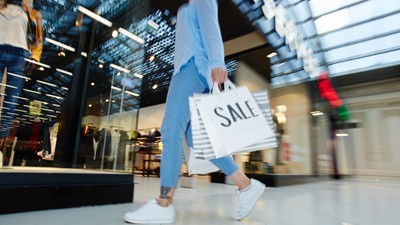 Tânără plase cumpărături