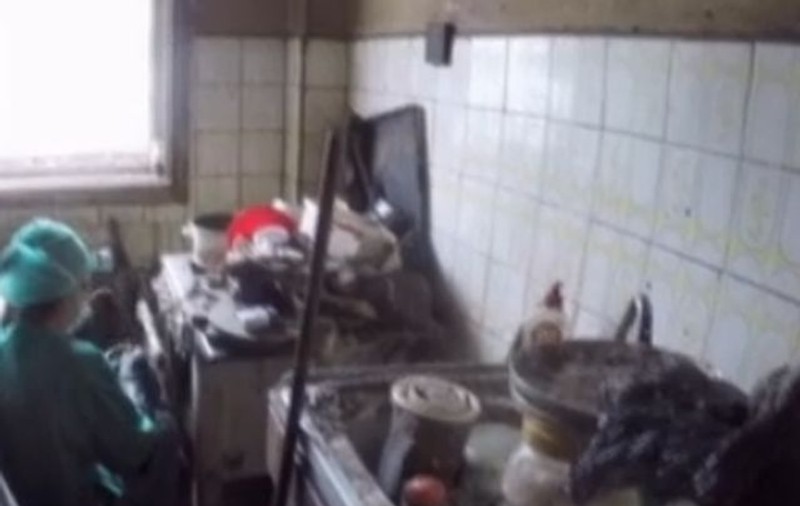 Focar de infecţie într-o garsonieră din Capitală. Voluntarii s-au îngrozit când au intrat în casa unei bătrâne | VIDEO