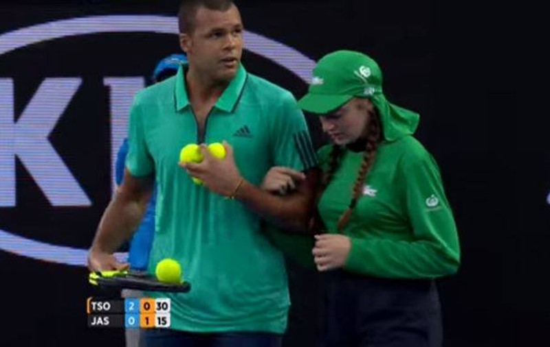La Melbourne, Tsonga a ajutat o fata căreia i se făcuse rău / VIDEO