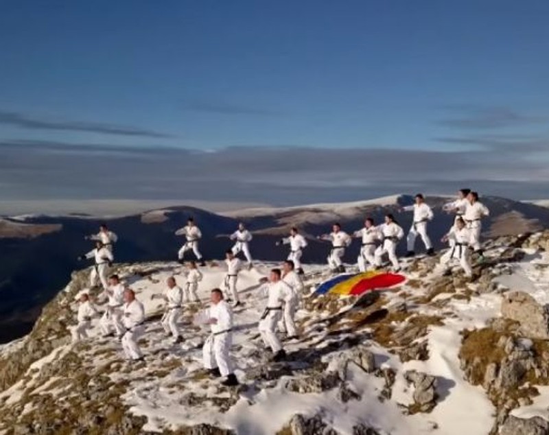 Cum se antrenează sportivii Federației Române de Karate Tradițional, la 2.000 de metri altitudine. Imagini uluitoare din timpul pregătirii / VIDEO