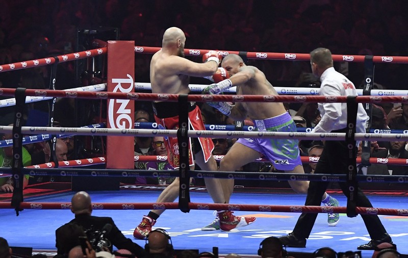 Oleksandr Usyk l-a învins pe Tyson Fury în revanşa din Arabia Saudită, la box. Britanicul: „Arbitrii i-au făcut un cadou de Crăciun”