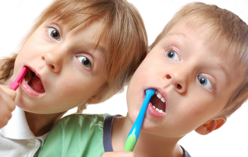 Alarmă: pasta de dinţi reduce IQ-ul copiilor noştri?!  Alte pericole ”la tub”: pubertate precoce, ulcer bucal, cancere