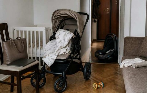 Ce sprijin primesc familiile în 2026 și când revenirea la muncă aduce un stimulent lunar de 1.500 de lei