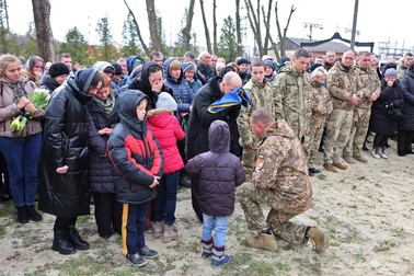 Rudele celor doi frați uciși în luptă, primind steagul Ucrainei de la soldații ucraineni care au participat la înmormântare | Profimedia