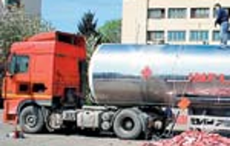 Traficantii transporta tigarile cu cisterna