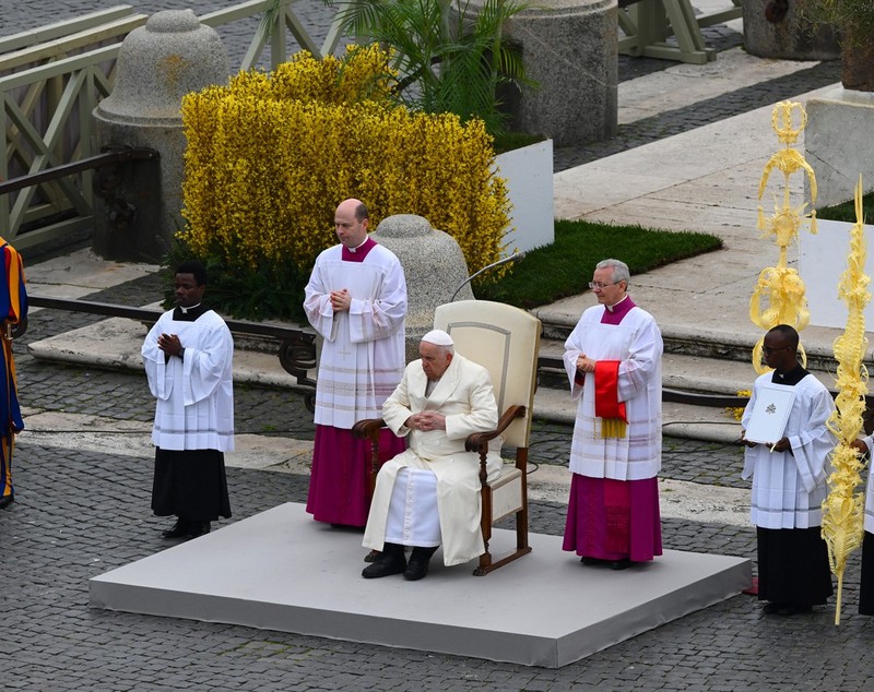 VIDEO | Papa Francisc a condus slujba de Florii de la Vatican, la o zi după ce a fost externat