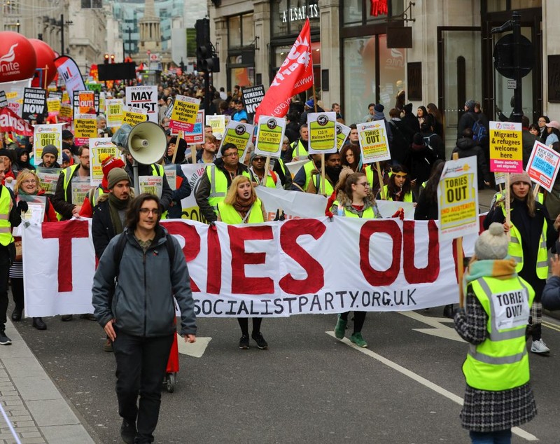 Protest al ”vestelor galbene” în Londra. Englezii au ieșit în stradă pentru a cere alegeri generale anticipate