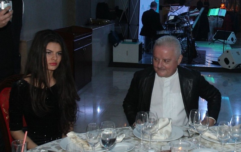 Irinel se iubeşte încă din vară cu mândreţea asta de fată! 