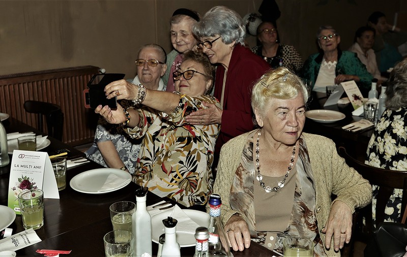 REPORTAJ Petrecere la restaurant pentru o sută de vârstnici din București care locuiesc singuri. „Ne simțim și noi tineri”