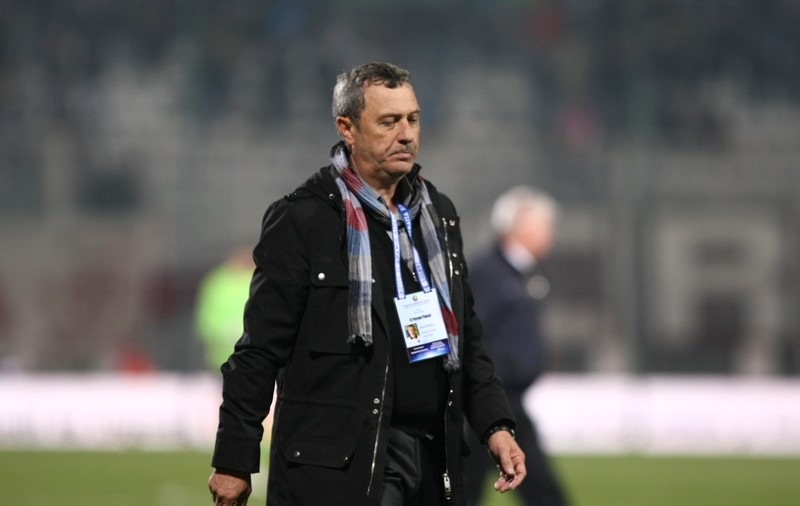 "Strâmbul" se vaită de "strâmbe"! "Avem multe «cârtiţe»! Trebuie să aducem detectivi!"