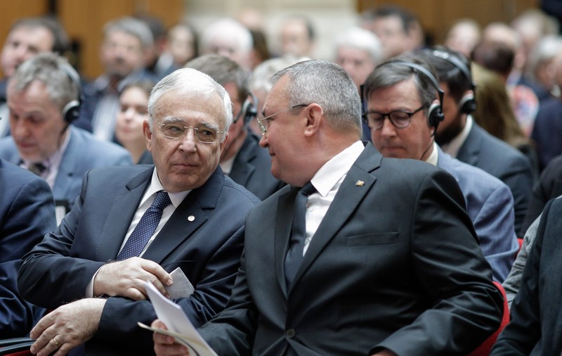 SPECIALII ROMÂNIEI. S-a votat interdicția de a cumula pensia cu salariul, dar Ciucă și Isărescu le pot încasa în continuare. Vor fi exceptate de la lege și unele dintre instituțiile publice cu cele mai mari salarii