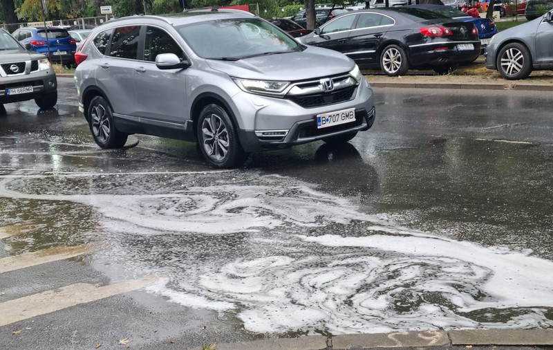 De ce se umplu de spumă străzile din București, când plouă. Expert: „Semn de poluare masivă cu detergenți toxici din atmosferă”