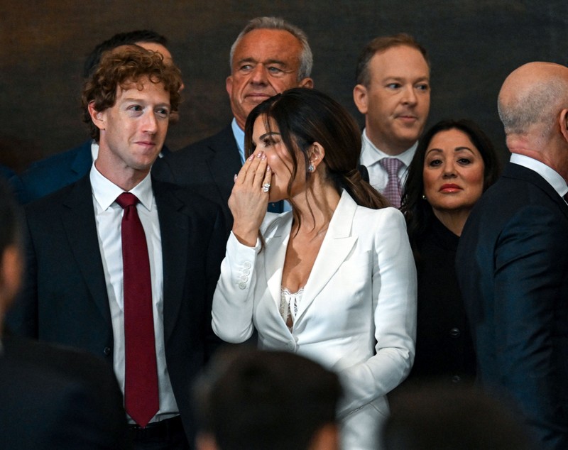 Cine e femeia în decolteul căreia s-a uitat Mark Zuckerberg la învestirea lui Donald Trump. Val de ironii pe internet după momentul viral