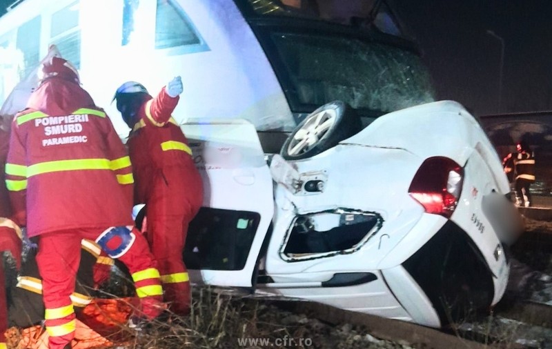 O maşină a fost lovită de tren în Chiajna, iar o persoană a fost scoasă din autoturism inconștientă