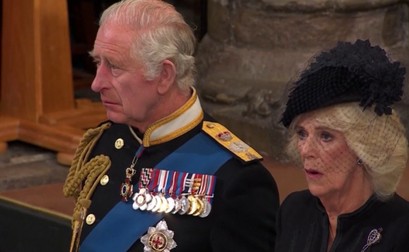 Regele Charles al III-lea, vizibil emoționat la înmormântarea mamei sale, regina Elisabeta a II-a. Foto: Captură Video