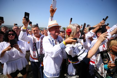 Invitații fac poze cu evenimentul. Foto: Dumitru Angelescu / Libertatea