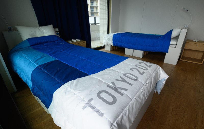 Paturile din carton în care au dormit sportivii la Jocurile Olimpice de la Tokyo, folosite pentru pacienții cu COVID