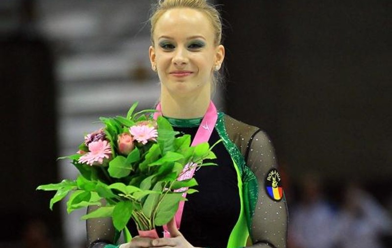 FRUMOASA OLIMPIADEI! Sandra Izbaşa e comparată cu actriţele de la Hollywood! Dar ea are şi aurul la sărituri!