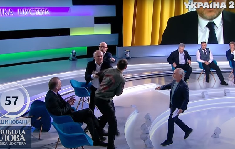 Scene uluitoare într-o emisiune TV din Ucraina: un jurnalist lovește în față un parlamentar prorus. Apoi s-au încăierat