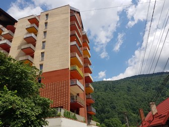 Blocul din Sinaia în care a primit o locuiță procurorul Daniel Ghiță