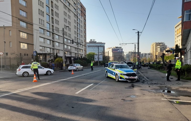 Un BMW nou al Poliției, distrus într-un accident cu patru mașini pe o stradă din Cluj