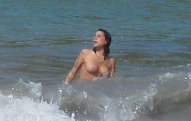 Amy Winehouse a protestat topless