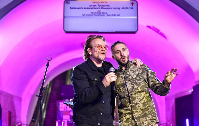 VIDEO | Bono de la U2, concert surpriză într-o staţie de metrou din Kiev. Mesajul starului rock pentru ucraineni