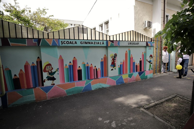 Jill Biden și Carmen Iohannis au vizitat Școala Gimnazială Uruguay din Bucureşti care găzduieşte 40 de elevi ucraineni refugiaţi.